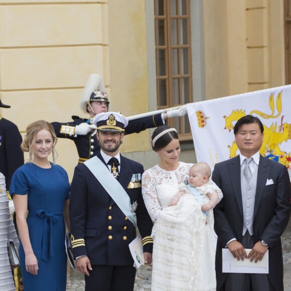 Baptême du prince Alexander de Suède au palais Drottningholm à Stockholm le 9 septembre 2016. Victor Magnuson, Cajsa Larsson, Lina Frejd, Carl Philip, Sofia, Alexander, Jan-Åke Hansson, Victoria, Oscar.