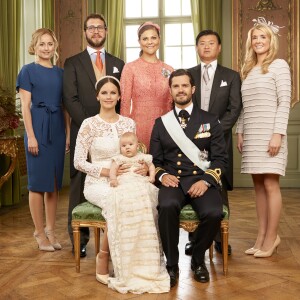 Le prince Alexander de Suède avec ses parents le prince Carl Philip et la princesse Sofia et ses parrains et marraines (de g. à dr. : Lina Frejd, Victor Magnuson, la princesse Victoria, Jan-Ake Hansson, Cajsa Larsson). Photo officielle du baptême du prince Alexander de Suède, fils du prince Carl Philip et de la princesse Sofia de Suède, célébré le 9 septembre 2016 au palais royal Drottningholm, à Stockholm. © Mattias Edwall / Cour royale de Suède