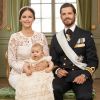Le prince Alexander de Suède avec ses parents le prince Carl Philip et la princesse Sofia. Photo officielle du baptême du prince Alexander de Suède, fils du prince Carl Philip et de la princesse Sofia de Suède, célébré le 9 septembre 2016 au palais royal Drottningholm, à Stockholm. © Mattias Edwall / Cour royale de Suède