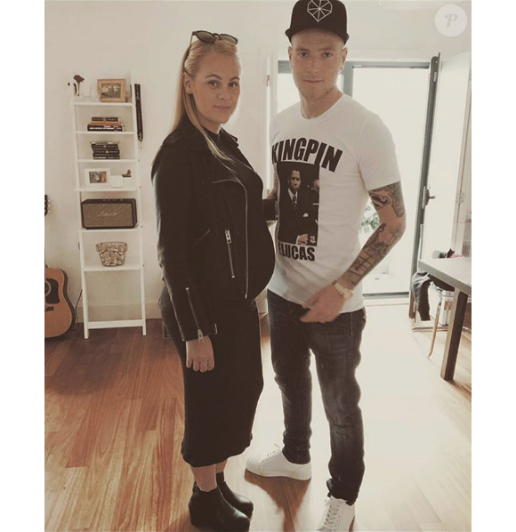 John Guidetti et Sanna Dahlström sont devenus en septembre 2016 les parents d'une petite fille, Nellie.