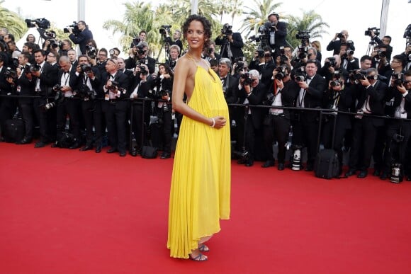 Noémie Lenoir, enceinte de 6 mois, lors de la Montée des marches du film pour l'ouverture du 68e Festival du film de Cannes, le 13 mai 2015.