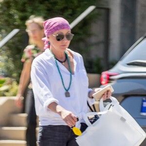 Exclusif -  Shannen Doherty et sa mère Rosa sont allées faire du shopping à Malibu, le 26 juillet 2016. Elle porte un bandana sur la tête. L'actrice de la série "The Beverly Hills 90210" se bat depuis mars 2015 contre un cancer du sein.