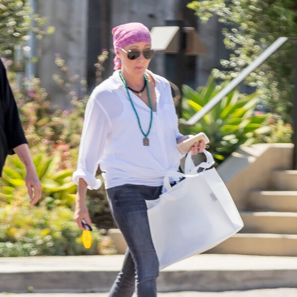 Exclusif - Shannen Doherty et sa mère Rosa sont allées faire du shopping à Malibu, le 26 juillet 2016. Elle porte un bandana sur la tête. L'actrice de la série "The Beverly Hills 90210" se bat depuis mars 2015 contre un cancer du sein.