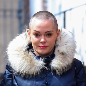 Rose McGowan se promène dans les rues de New York, le 12 avril 2016. R