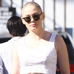 L'actrice Rose McGowan sort déjeuner avec un ami à West Hollywood le 20 novembre 2015.