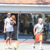 Exclusif - Gavin Rossdale et ses fils Kingston, Zuma et Apollo semblent avoir adopté un nouveau compagnon pour tenir compagnie à leur petit chien Chewy à Bel-Air, le 29 août 2016