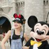 Gwen Stefani pose avec Mickey lors d'un séjour en famille à Disney World en Floride, le 25 juillet 2016.