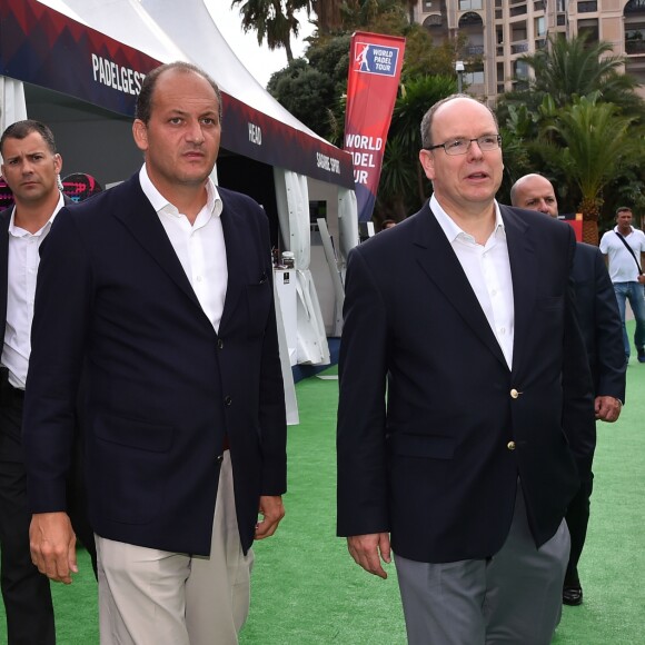 Le Prince Albert II de Monaco visitant avec Fabrice Pastor, PDG de Monte-Carlo International Sports, le village du Monte-Carlo Padel Master 2016 en marge des demi-finales du tournoi, sous le chapiteau de Fontvieille à Monaco le 10 septembre 2016. © Bruno Bebert/Bestimage