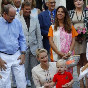 Le prince Albert II de Monaco et la princesse Charlene avec leur fils le prince Jacques lors du pique-nique des Monégasques dans le parc Princesse Antoinette le 10 septembre 2016. Le même jour, le souverain avait notamment visité le village du Monte-Carlo Padel Master organisé par Fabrice Pastor.