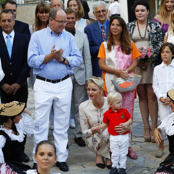 Le prince Albert II de Monaco et la princesse Charlene avec leur fils le prince Jacques lors du pique-nique des Monégasques dans le parc Princesse Antoinette le 10 septembre 2016. Le même jour, le souverain avait notamment visité le village du Monte-Carlo Padel Master organisé par Fabrice Pastor.