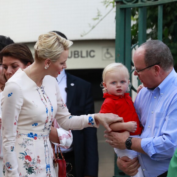 Le prince Albert II de Monaco et la princesse Charlene avec leur fils le prince Jacques lors du pique-nique des Monégasques dans le parc Princesse Antoinette le 10 septembre 2016. Le même jour, le souverain avait notamment visité le village du Monte-Carlo Padel Master organisé par Fabrice Pastor.