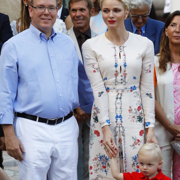 Le prince Albert II de Monaco et la princesse Charlene avec leur fils le prince Jacques lors du pique-nique des Monégasques dans le parc Princesse Antoinette le 10 septembre 2016. Le même jour, le souverain avait notamment visité le village du Monte-Carlo Padel Master organisé par Fabrice Pastor.