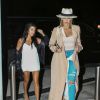 Khloe Kardashian et sa soeur Kourtney Kardashian se promènent dans les rues de Miami, le 13 septembre 2016