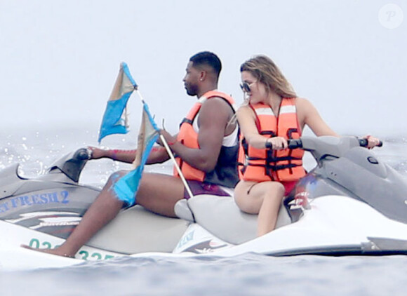 Exclusif - Khloe Kardashian en présence de son supposé nouveau compagnon star de la NBA Tristan Thompson font du jet ski à Cabo San Lucas le 3 septembre 2016.