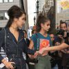 Bella Hadid et Taylor Hill quittent le défilé de mode Michael Kors à New York, le 14 septembre 2016.