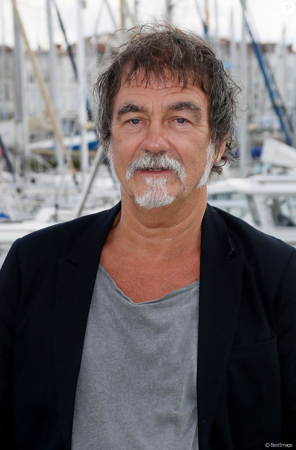 olivier-marchal-pendant-le-photocall-pour-la-s-rie-mon-fr-re-bien-aim