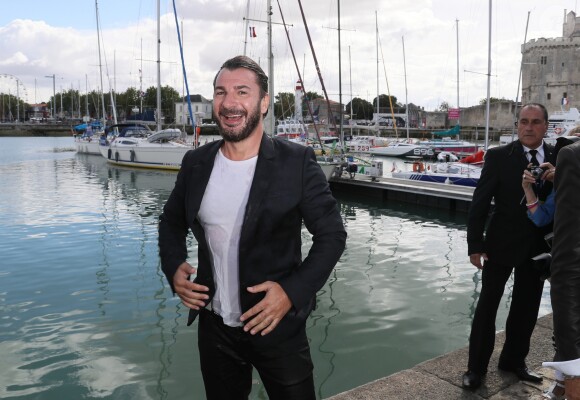 Plongeon de Michael Youn dans le port de La Rochelle lors du photocall de la série "Mon frère bien aimé" au 18ème Festival de la Fiction TV. Le 15 septembre 2016 © Patrick Bernard / Bestimage