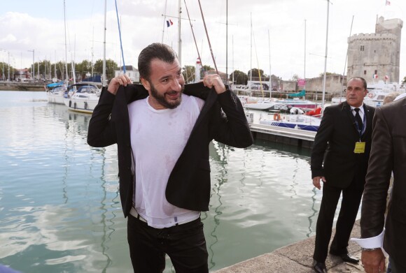 Plongeon de Michael Youn dans le port de La Rochelle lors du photocall de la série "Mon frère bien aimé" au  18ème Festival de la Fiction TV. Le 15 septembre 2016 © Patrick Bernard / Bestimage