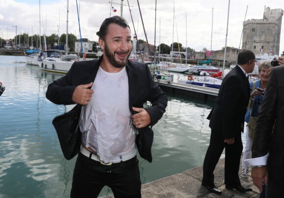 Plongeon de Michael Youn dans le port de La Rochelle lors du photocall de la série "Mon frère bien aimé" au 18ème Festival de la Fiction TV. Le 15 septembre 2016 © Patrick Bernard / Bestimage