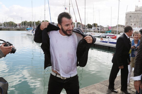 Plongeon de Michael Youn dans le port de La Rochelle lors du photocall de la série "Mon frère bien aimé" au 18ème Festival de la Fiction TV. Le 15 septembre 2016 © Patrick Bernard / Bestimage