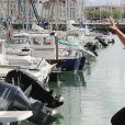 Plongeon de Michael Youn dans le port de La Rochelle lors du photocall de la série "Mon frère bien aimé" au 18ème Festival de la Fiction TV. Le 15 septembre 2016 © Patrick Bernard / Bestimage