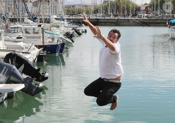 Plongeon de Michael Youn dans le port de La Rochelle lors du photocall de la série "Mon frère bien aimé" au 18ème Festival de la Fiction TV. Le 15 septembre 2016 © Patrick Bernard / Bestimage