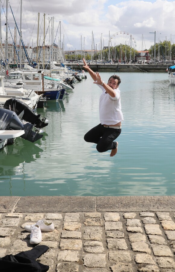 Plongeon de Michael Youn dans le port de La Rochelle lors du photocall de la série "Mon frère bien aimé" au 18ème Festival de la Fiction TV. Le 15 septembre 2016 © Patrick Bernard / Bestimage