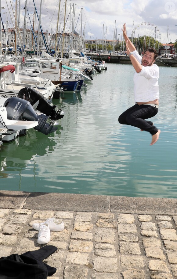 Plongeon de Michael Youn dans le port de La Rochelle lors du photocall de la série "Mon frère bien aimé" au 18ème Festival de la Fiction TV. Le 15 septembre 2016 © Patrick Bernard / Bestimage
