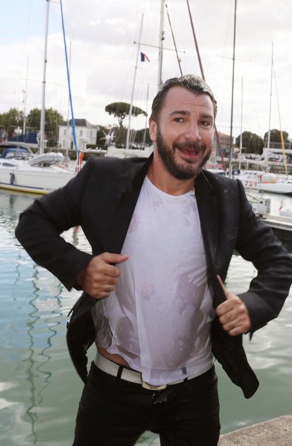 Plongeon de Michael Youn dans le port de La Rochelle lors du photocall de la série "Mon frère bien aimé" au 18ème Festival de la Fiction TV. Le 15 septembre 2016 © Patrick Bernard / Bestimage