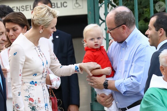 Le prince Albert II de Monaco et la princesse Charlene de Monaco ont participé avec leur fils le prince Jacques au traditionnel pique-nique de fin d'été des Monégasques organisé par la Mairie dans le Parc Princesse Antoinette, le 10 septembre 2016. La princesse Gabriella aurait dû y apparaître aussi, mais le couple princier s'est résolu à entrer dans le parc sans sa fille, qui a fait une colère. © Olivier Huitel /Pool restreint Monaco / Bestimage