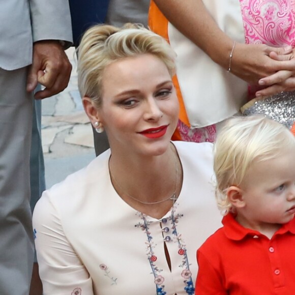 Le prince Jacques a été captivé par la Palladienne, la troupe de danse traditionnelle monégasque. Le prince Albert II de Monaco et la princesse Charlene de Monaco ont participé avec leur fils le prince Jacques au traditionnel pique-nique de fin d'été des Monégasques organisé par la Mairie dans le Parc Princesse Antoinette, le 10 septembre 2016. La princesse Gabriella aurait dû y apparaître aussi, mais le couple princier s'est résolu à entrer dans le parc sans sa fille, qui a fait une colère. © Olivier Huitel /Pool restreint Monaco / Bestimage