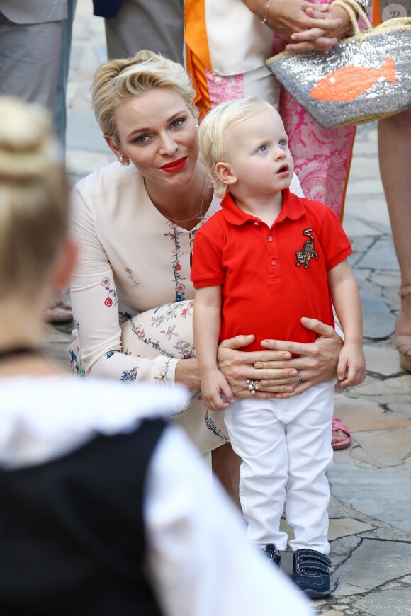 Le prince Jacques a été captivé par la Palladienne, la troupe de danse traditionnelle monégasque. Le prince Albert II de Monaco et la princesse Charlene de Monaco ont participé avec leur fils le prince Jacques au traditionnel pique-nique de fin d'été des Monégasques organisé par la Mairie dans le Parc Princesse Antoinette, le 10 septembre 2016. La princesse Gabriella aurait dû y apparaître aussi, mais le couple princier s'est résolu à entrer dans le parc sans sa fille, qui a fait une colère. © Olivier Huitel /Pool restreint Monaco / Bestimage