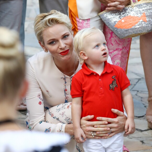 Le prince Jacques a été captivé par la Palladienne, la troupe de danse traditionnelle monégasque. Le prince Albert II de Monaco et la princesse Charlene de Monaco ont participé avec leur fils le prince Jacques au traditionnel pique-nique de fin d'été des Monégasques organisé par la Mairie dans le Parc Princesse Antoinette, le 10 septembre 2016. La princesse Gabriella aurait dû y apparaître aussi, mais le couple princier s'est résolu à entrer dans le parc sans sa fille, qui a fait une colère. © Olivier Huitel /Pool restreint Monaco / Bestimage