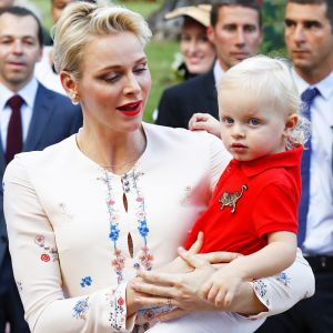 Le prince Jacques a été captivé par la Palladienne, la troupe de danse traditionnelle monégasque. Le prince Albert II de Monaco et la princesse Charlene de Monaco ont participé avec leur fils le prince Jacques au traditionnel pique-nique de fin d'été des Monégasques organisé par la Mairie dans le Parc Princesse Antoinette, le 10 septembre 2016. La princesse Gabriella aurait dû y apparaître aussi, mais le couple princier s'est résolu à entrer dans le parc sans sa fille, qui a fait une colère. © Olivier Huitel /Pool restreint Monaco / Bestimage