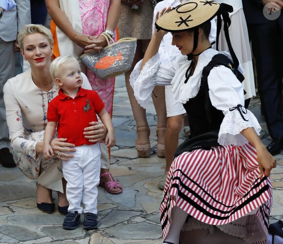 Le prince Jacques a été captivé par la Palladienne, la troupe de danse traditionnelle monégasque. Le prince Albert II de Monaco et la princesse Charlene de Monaco ont participé avec leur fils le prince Jacques au traditionnel pique-nique de fin d'été des Monégasques organisé par la Mairie dans le Parc Princesse Antoinette, le 10 septembre 2016. La princesse Gabriella aurait dû y apparaître aussi, mais le couple princier s'est résolu à entrer dans le parc sans sa fille, qui a fait une colère. © Olivier Huitel /Pool restreint Monaco / Bestimage