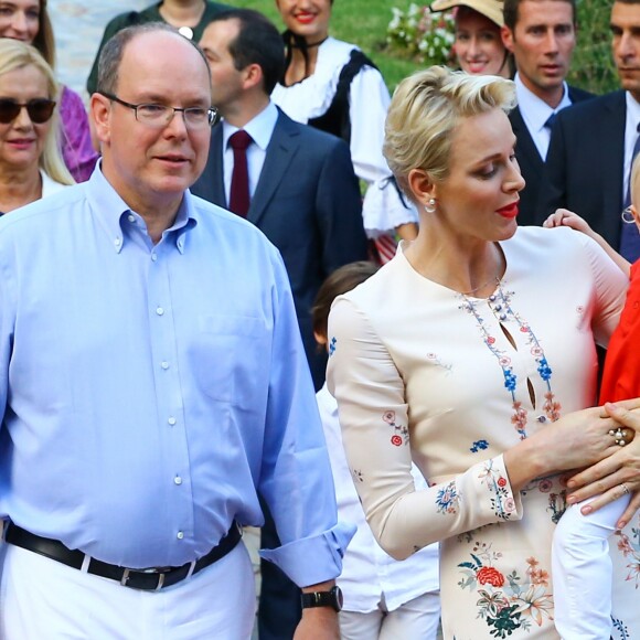 Le prince Albert II de Monaco et la princesse Charlene de Monaco ont participé avec leur fils le prince Jacques au traditionnel pique-nique de fin d'été des Monégasques organisé par la Mairie dans le Parc Princesse Antoinette, le 10 septembre 2016. La princesse Gabriella aurait dû y apparaître aussi, mais le couple princier s'est résolu à entrer dans le parc sans sa fille, qui a fait une colère. © Olivier Huitel /Pool restreint Monaco / Bestimage