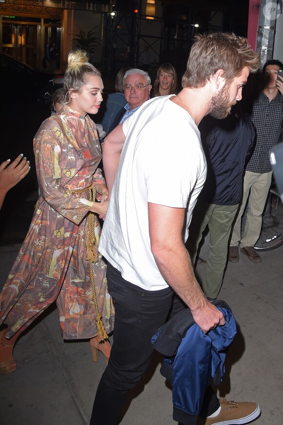 Liam Hemsworth et Miley Cyrus se promènent à New York, le 15 septembre 2016.