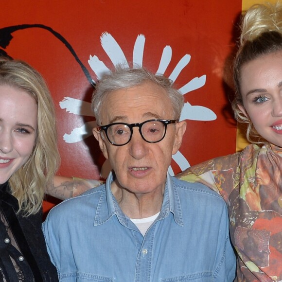 Rachel Brosnahan, Woody Allen et Miley Cyrus à la première de The Crisis in Six Scenes à New York, le 15 septembre 2016