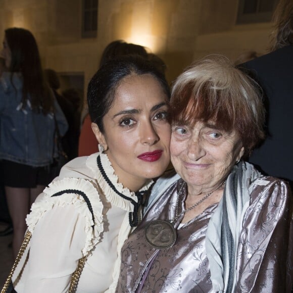 Salma Hayek et Agnès Varda - Vernissage de l'exposition "Echos" pour l'inauguration du nouveau siège de Kering dans l'ancien hôpital Laennec et à l'occasion des Journées du Patrimoine à Paris. Une partie des oeuvres fait partie de la collection Pinault. Le 16 septembre 2016 © Olivier Borde / Bestimage