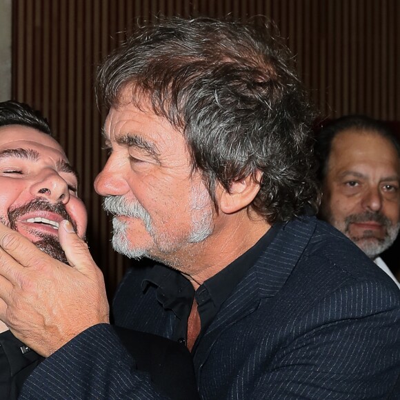 Olivier Marchal embrasse Michaël Youn sur la bouche lors de la clôture du 18ème Festival de la Fiction TV de La Rochelle. Le 17 septembre 2016 © Patrick Bernard / Bestimage