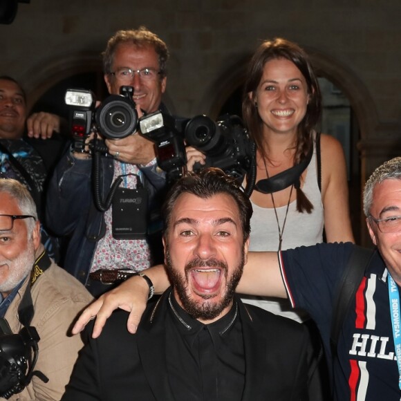 Michaël Youn pose avec les photographes pour la clôture du 18ème Festival de la Fiction de La Rochelle. Le 17 septembre 2016 © Patrick Bernard / Bestimage