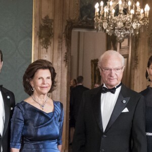 La princesse Sofia, le prince Carl Philip, la reine Silvia, le roi Carl XVI Gustaf, la princesse Victoria et le prince Daniel de Suède au palais royal à Stockholm le 16 septembre 2016 lors du Dîner de la Suède.