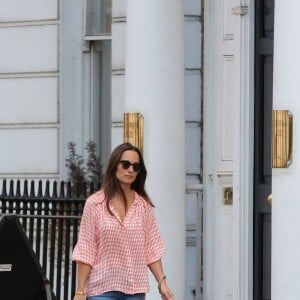 Pippa Middleton se promenant dans le quartier de Chelsea à Londres, le 25 juillet 2016, peu après ses fiançailles avec James Matthews.