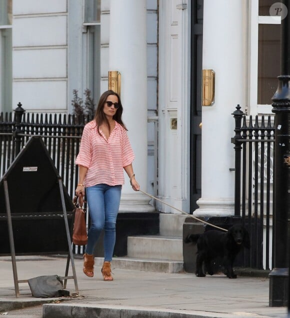 Pippa Middleton se promenant dans le quartier de Chelsea à Londres, le 25 juillet 2016, peu après ses fiançailles avec James Matthews.
