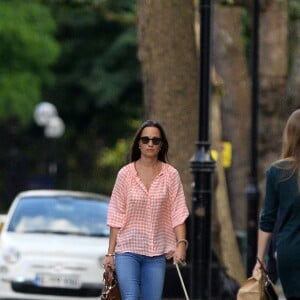 Pippa Middleton se promenant dans le quartier de Chelsea à Londres, le 25 juillet 2016, peu après ses fiançailles avec James Matthews.