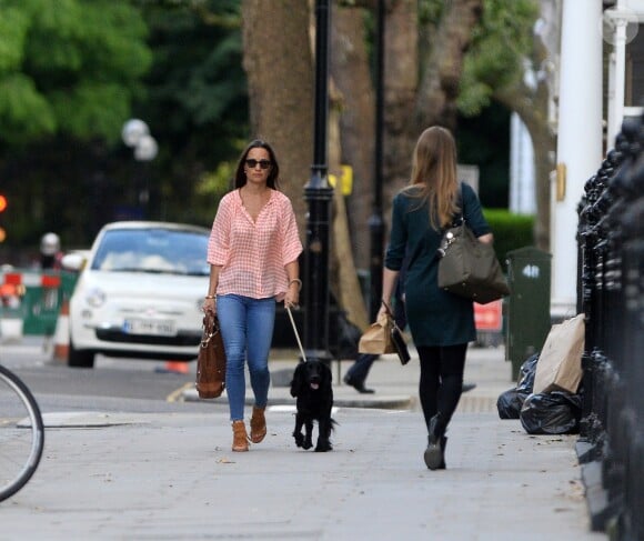 Pippa Middleton se promenant dans le quartier de Chelsea à Londres, le 25 juillet 2016, peu après ses fiançailles avec James Matthews.