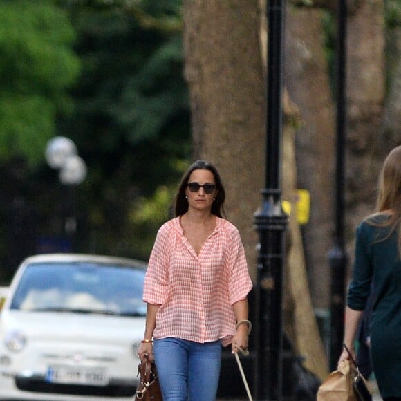 Pippa Middleton se promenant dans le quartier de Chelsea à Londres, le 25 juillet 2016, peu après ses fiançailles avec James Matthews.