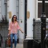 Pippa Middleton se promenant dans le quartier de Chelsea à Londres, le 25 juillet 2016, peu après ses fiançailles avec James Matthews.