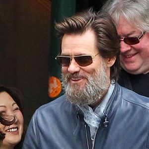 Jim Carrey se promène, main dans la main, avec sa compagne Cathriona White dans les rues de New York, le 18 mai 2015