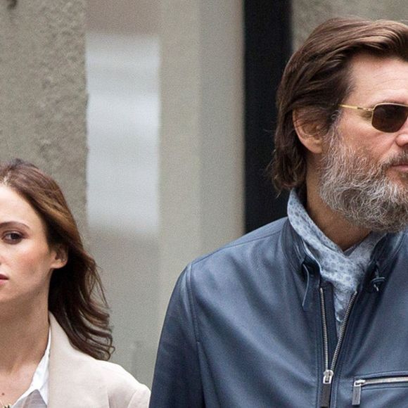 Jim Carrey se promène, main dans la main, avec sa compagne Cathriona White dans les rues de New York, le 18 mai 2015